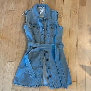 Jean mini dress. Light wash. Button closure in the front and tie belt